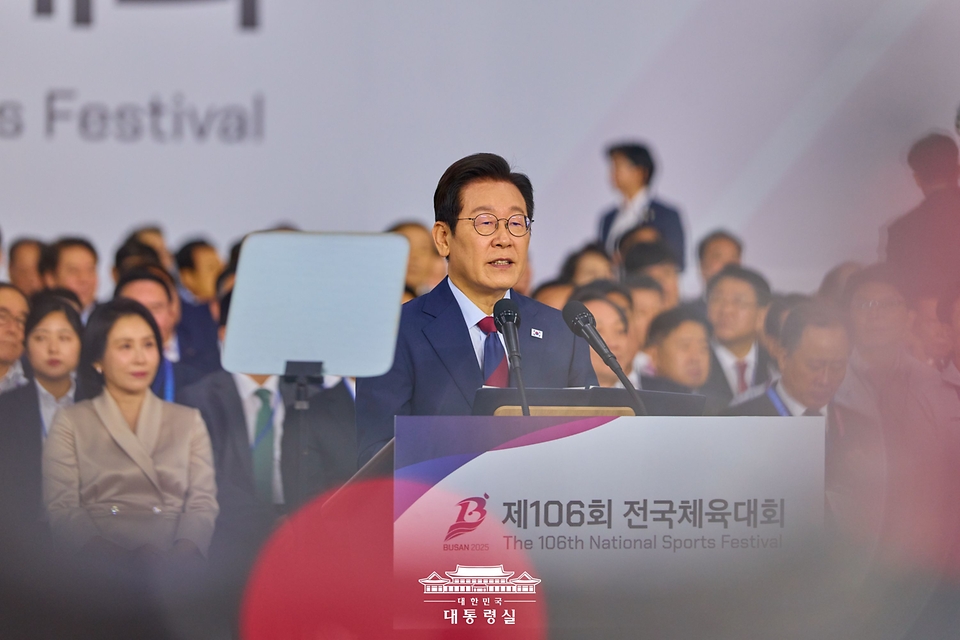 이재명 대통령이 17일 부산아시아드주경기장에서 열린 제106회 전국체육대회 개막식에서 기념사를 하고 있다.