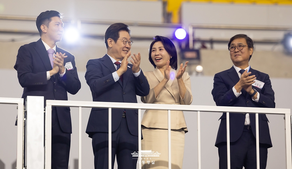 이재명 대통령과 김혜경 여사가 17일 부산아시아드주경기장에서 열린 제106회 전국체육대회 개막식에서 선수단 입장을 지켜보며 박수를 치고 있다.