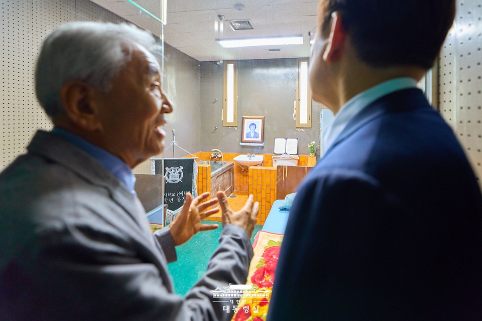 이재명 대통령이 21일 서울 용산구 민주화운동기념관 박종철 민주운동가의 실제 고문현장을 찾아 이재오 민주화운동기념사업회 이사장의 설명을 듣고 있다.