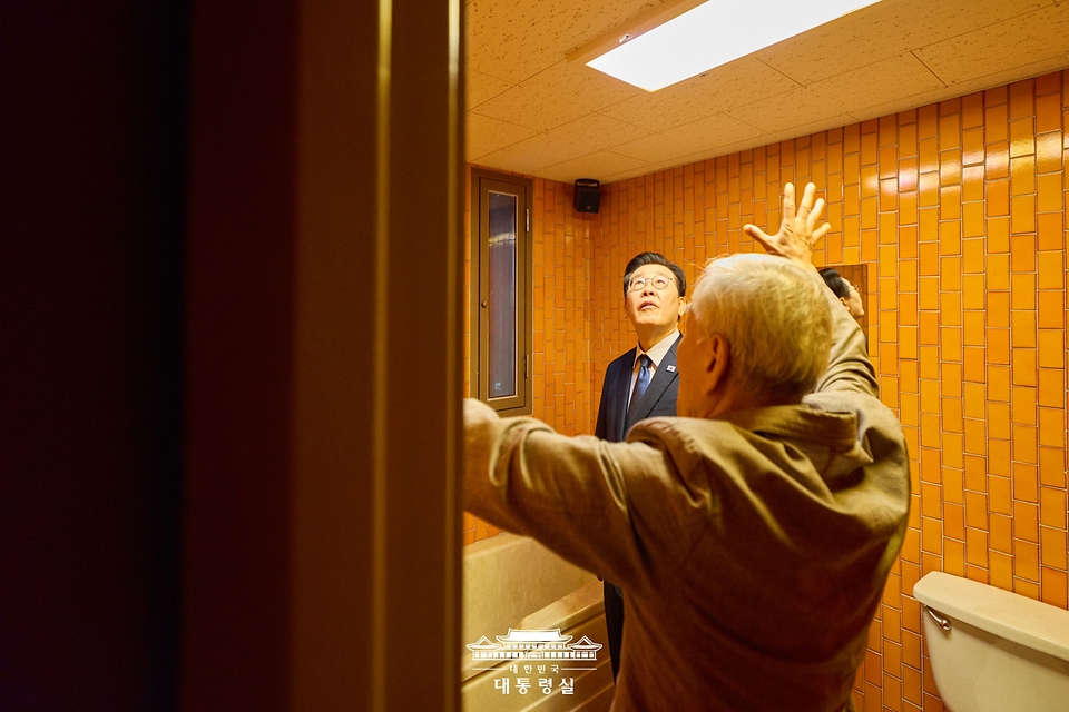 이재명 대통령이 21일 서울 용산구 민주화운동기념관을 찾아 이재오 민주화운동기념사업회 이사장의 설명을 듣고 있다.