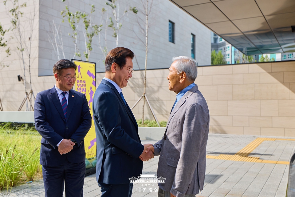 이재명 대통령이 21일 서울 용산구 민주화운동기념관을 찾아 이재오 민주화운동기념사업회 이사장과 악수하고 있다.