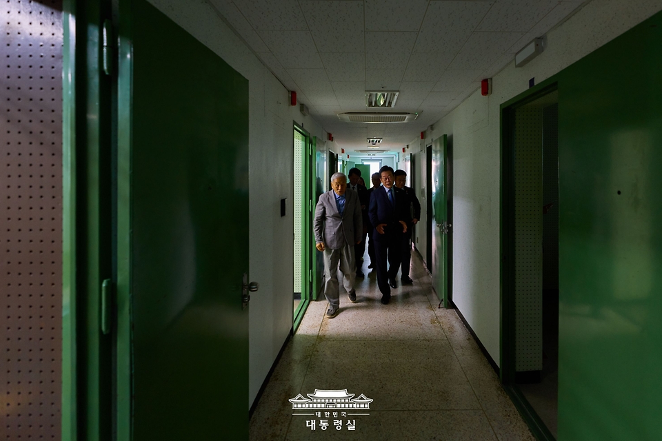 이재명 대통령이 21일 서울 용산구 민주화운동기념관을 찾아 조자실 등을 둘러보고 있다.