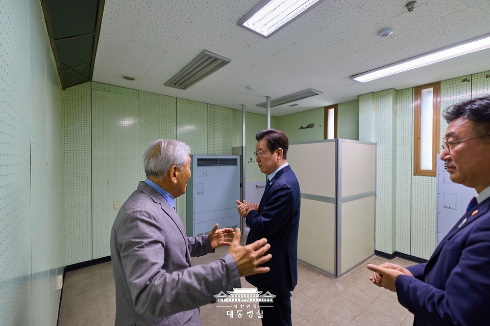 이재명 대통령이 21일 서울 용산구 민주화운동기념관을 찾아 이재오 민주화운동기념사업회 이사장의 설명을 듣고 있다.
