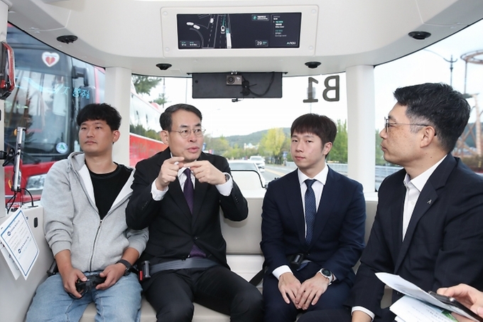 강희업 국토교통부 제2차관은 22일 오후 '2025 경주 APEC' 방한객이 이용할 보문단지, 경주역, 김해공항 등 주요 교통거점의 손님맞이 준비 상황을 최종 점검했다.