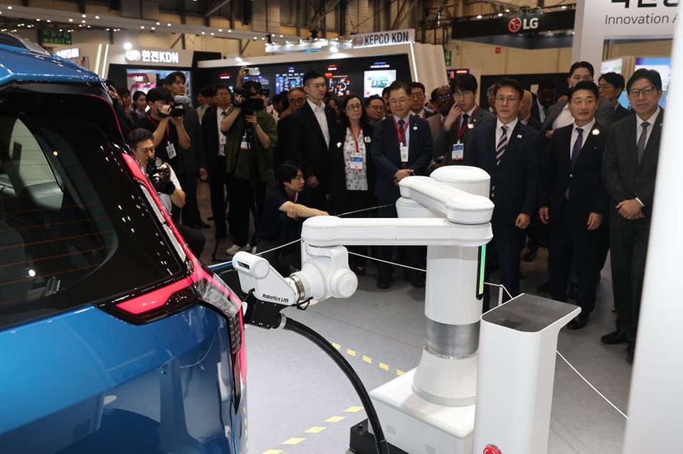 김민석 국무총리가 27일 부산 벡스코에서 열린 2025 기후산업국제박람회를 방문, 전시장을 둘러보고 있다.