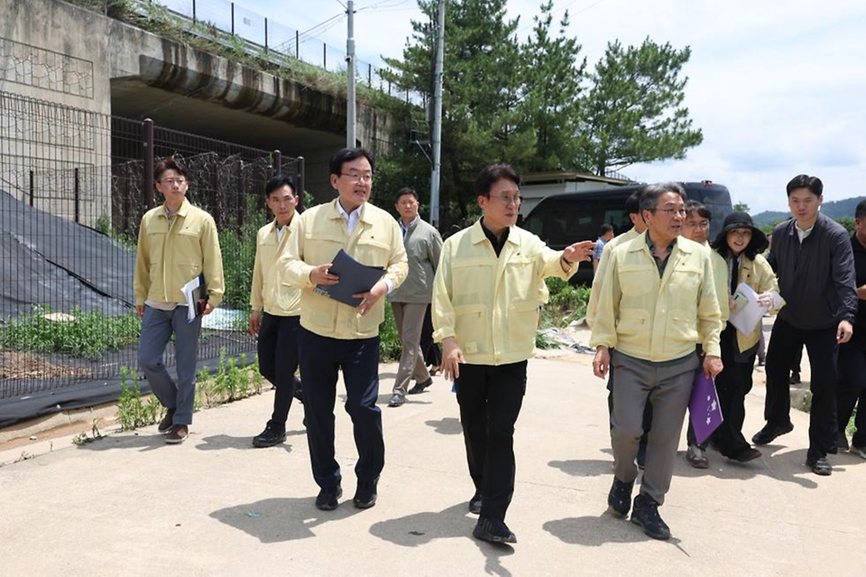 김민석 국무총리가 20일 집중호우로 침수됐던 광주 북구 용강동 하신마을을 찾아 침수 피해 현장을 점검하고 있다.