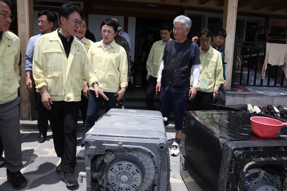 김민석 국무총리가 20일 집중호우로 침수됐던 광주 북구 용강동 하신마을을 찾아 침수 피해 현장을 점검하고 있다.