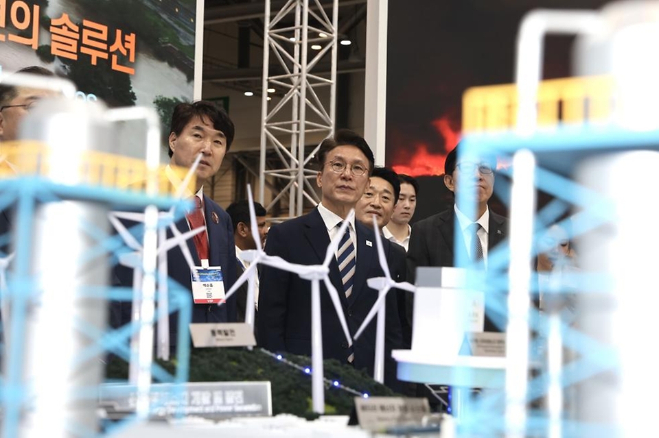 김민석 국무총리가 27일 부산 벡스코에서 열린 2025 기후산업국제박람회를 방문, 전시장을 둘러보고 있다.