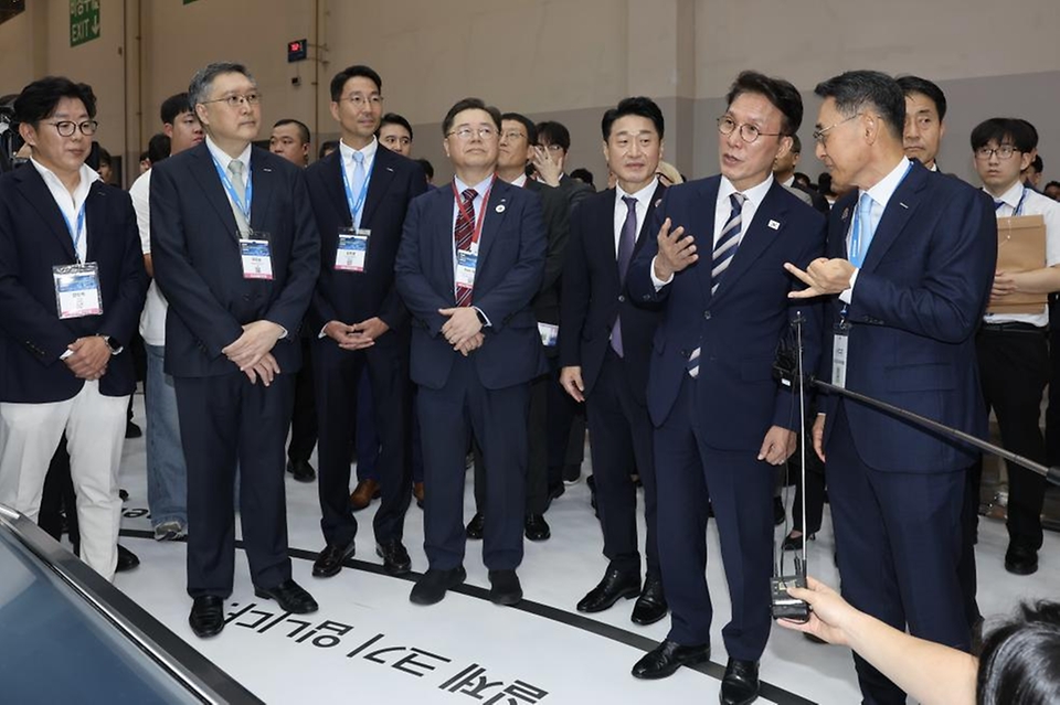 김민석 국무총리가 27일 부산 벡스코에서 열린 2025 기후산업국제박람회를 방문, 전시장을 둘러보고 있다.