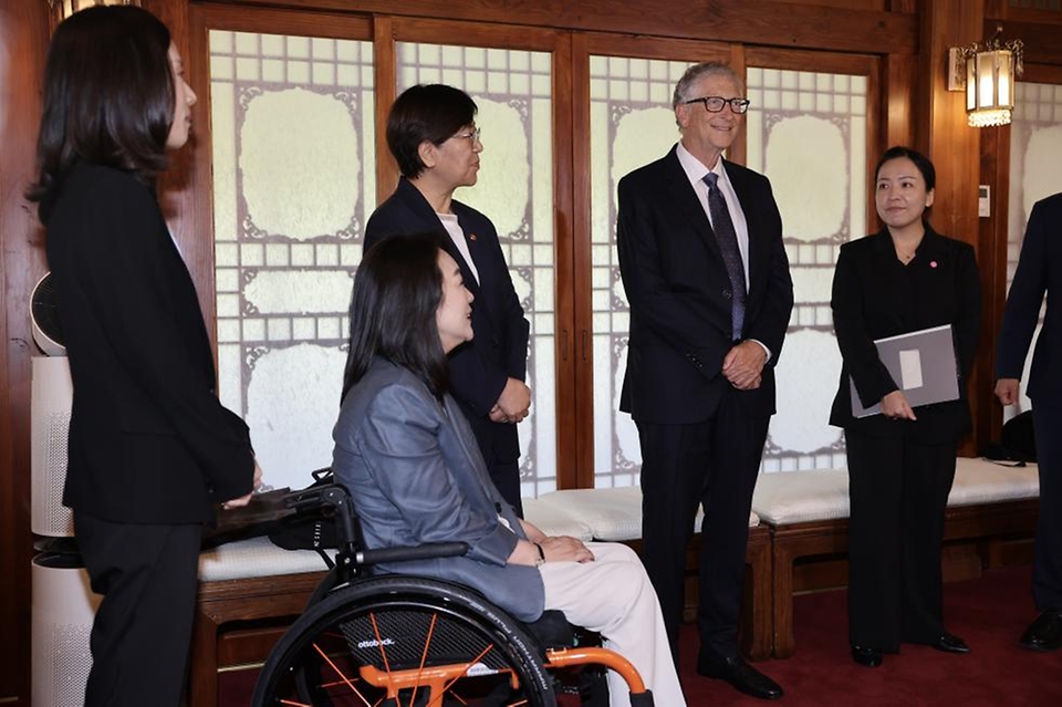 김민석 국무총리가 21일 삼청동 총리서울공관에서 빌 게이츠 게이츠재단 이사장을 접견, 인사 및 환담을 나누고 있다.