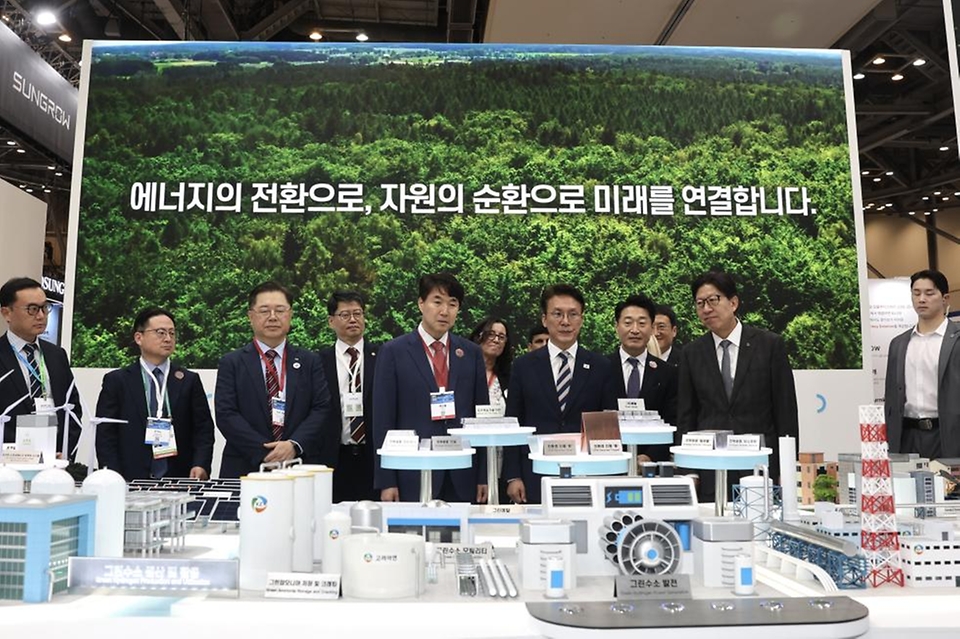 김민석 국무총리가 27일 부산 벡스코에서 열린 2025 기후산업국제박람회를 방문, 전시장을 둘러보고 있다.