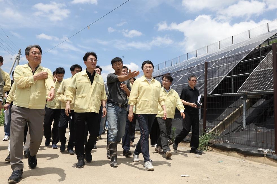 김민석 국무총리가 20일 집중호우로 침수됐던 광주 북구 용강동 하신마을을 찾아 침수 피해 현장을 점검하고 있다.