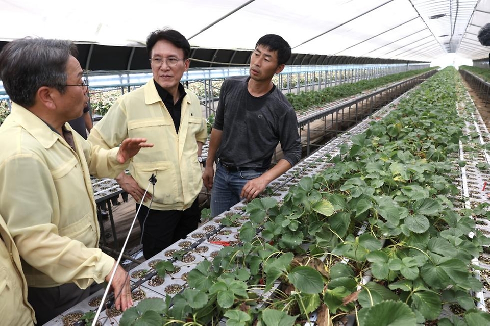 김민석 국무총리가 20일 집중호우로 침수됐던 광주 북구 용강동 하신마을을 찾아 침수 피해 현장을 점검하고 있다.