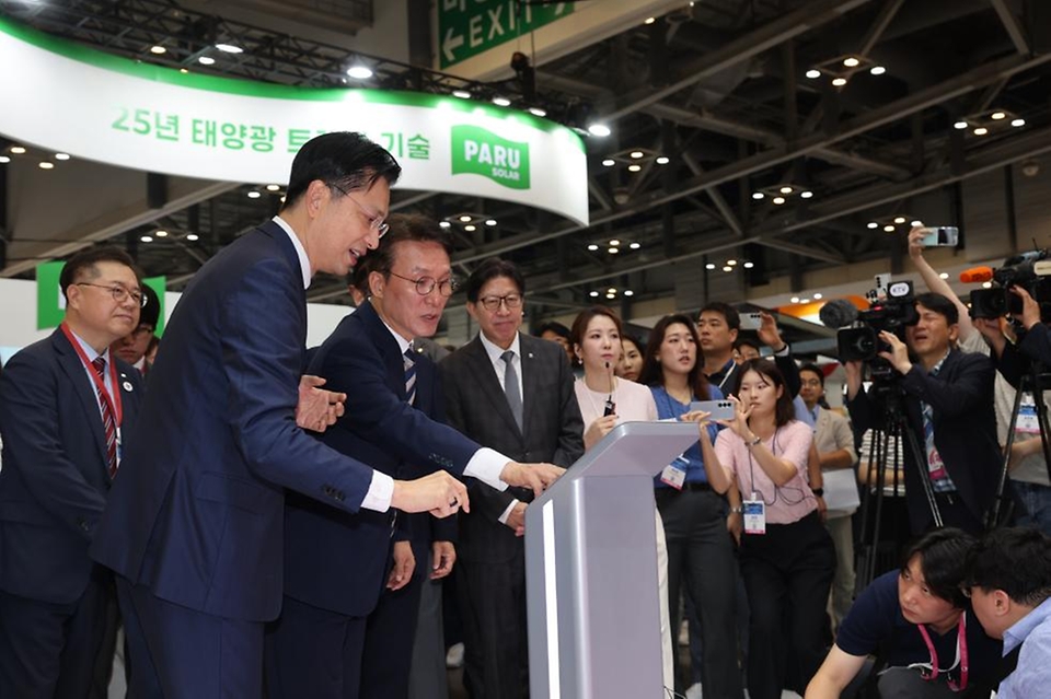 김민석 국무총리가 27일 부산 벡스코에서 열린 2025 기후산업국제박람회를 방문, 전시장을 둘러보고 있다.