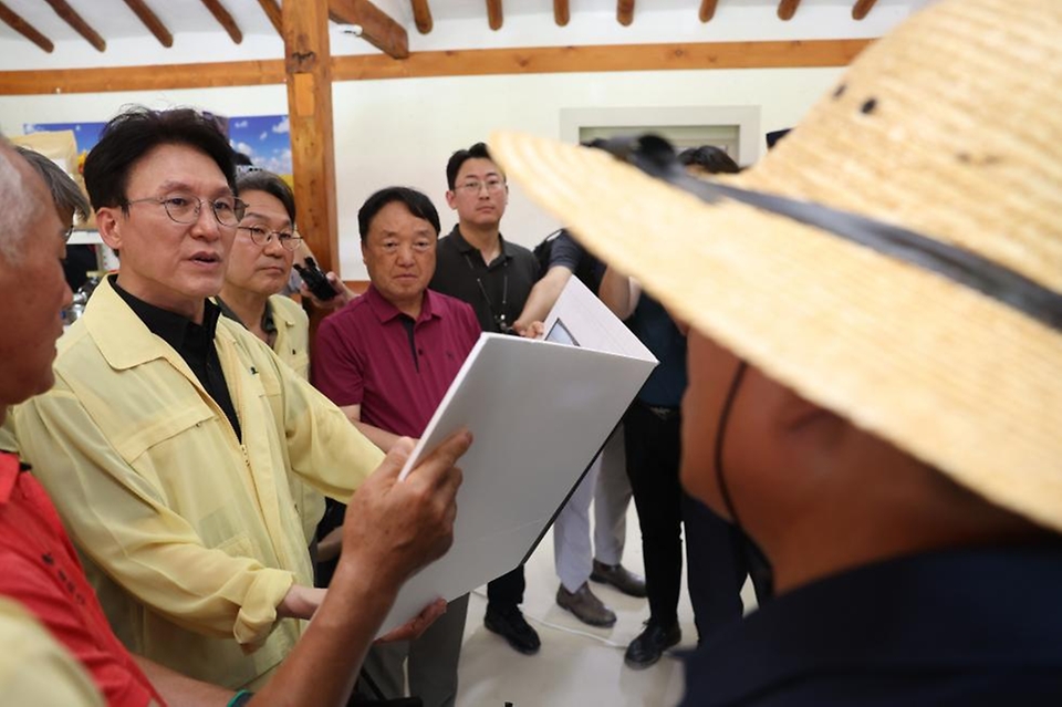 김민석 국무총리가 20일 집중호우로 침수됐던 광주 북구 용강동 하신마을을 찾아 침수 피해 현장을 점검하고 있다.
