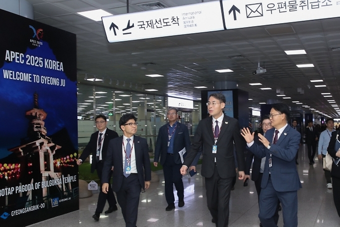 강희업 국토교통부 제2차관은 22일 오후 '2025 경주 APEC' 방한객이 이용할 보문단지, 경주역, 김해공항 등 주요 교통거점의 손님맞이 준비 상황을 최종 점검했다.