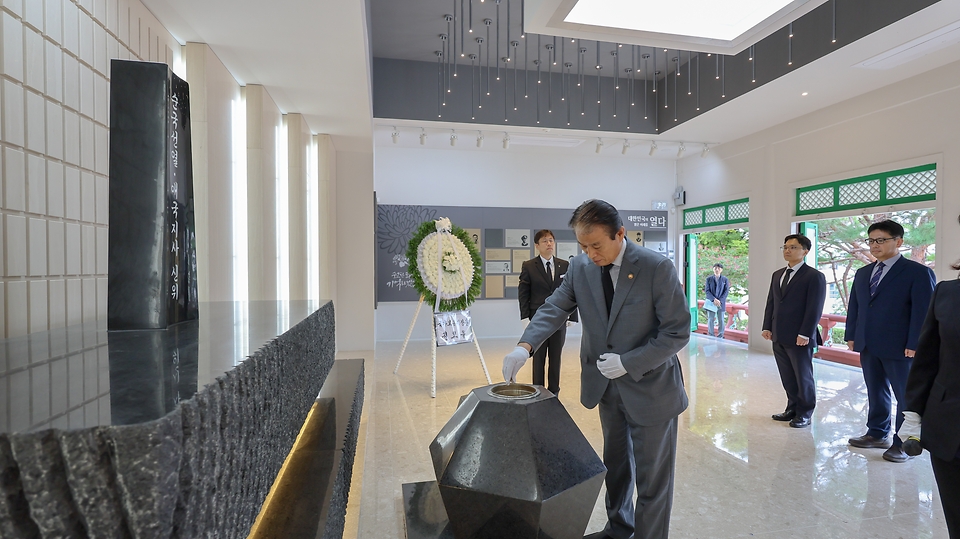 권오을 국가보훈부 장관이 2일 오전 대구시 동구 국립신암선열공원에 현장방문하여 단충사에 헌화 및 참배를 하고 있다.