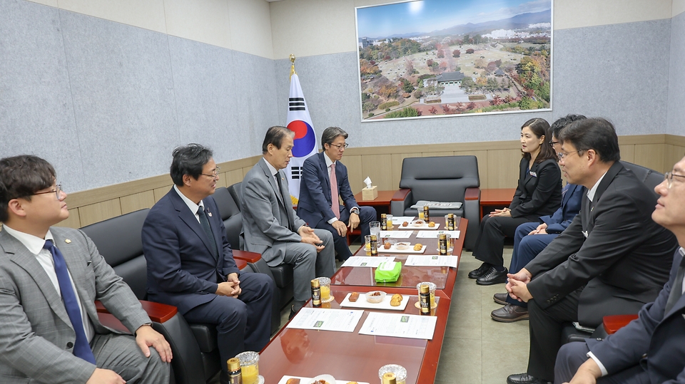 권오을 국가보훈부 장관이 2일 오전 대구시 동구 국립신암선열공원에 현장방문하여 직원들을 격려하고 있다.