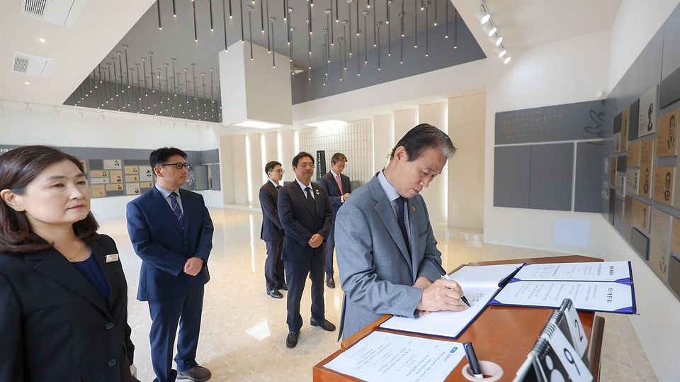 권오을 국가보훈부 장관이 2일 오전 대구시 동구 국립신암선열공원에 현장방문하여 참배후 방명록을 작성하고 있다.