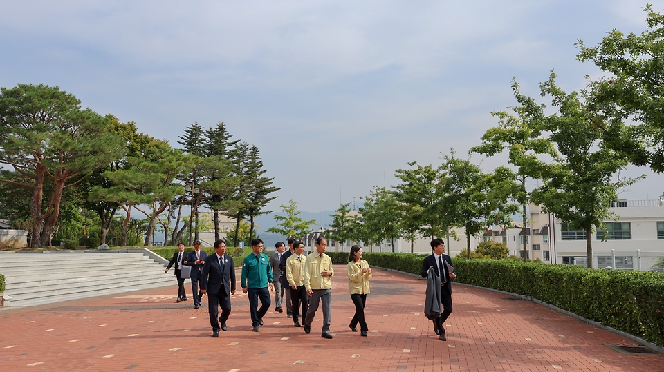 권오을 국가보훈부 장관이 2일 오전 대구시 동구 국립신암선열공원에 현장방문하여 애국지사 묘역 및 현장을 점검하고 있다.