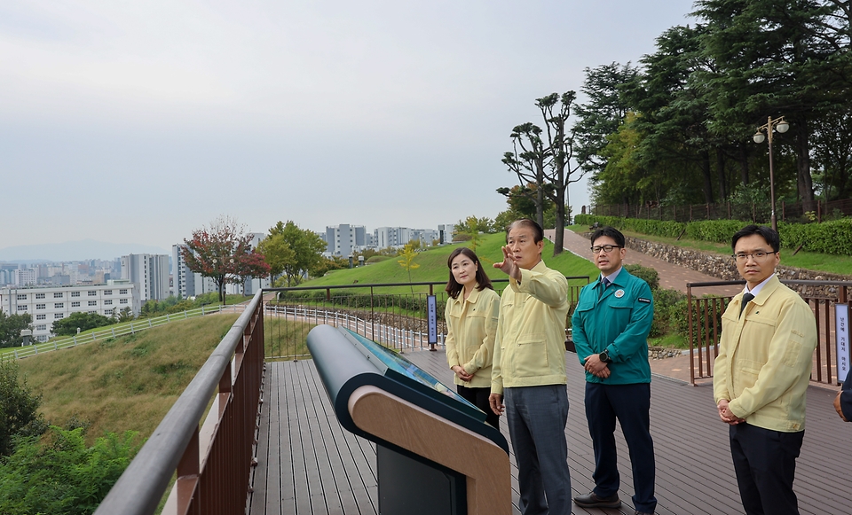 권오을 국가보훈부 장관이 2일 오전 대구시 동구 국립신암선열공원에 현장방문하여 애국지사 묘역 및 현장을 점검하고 있다.