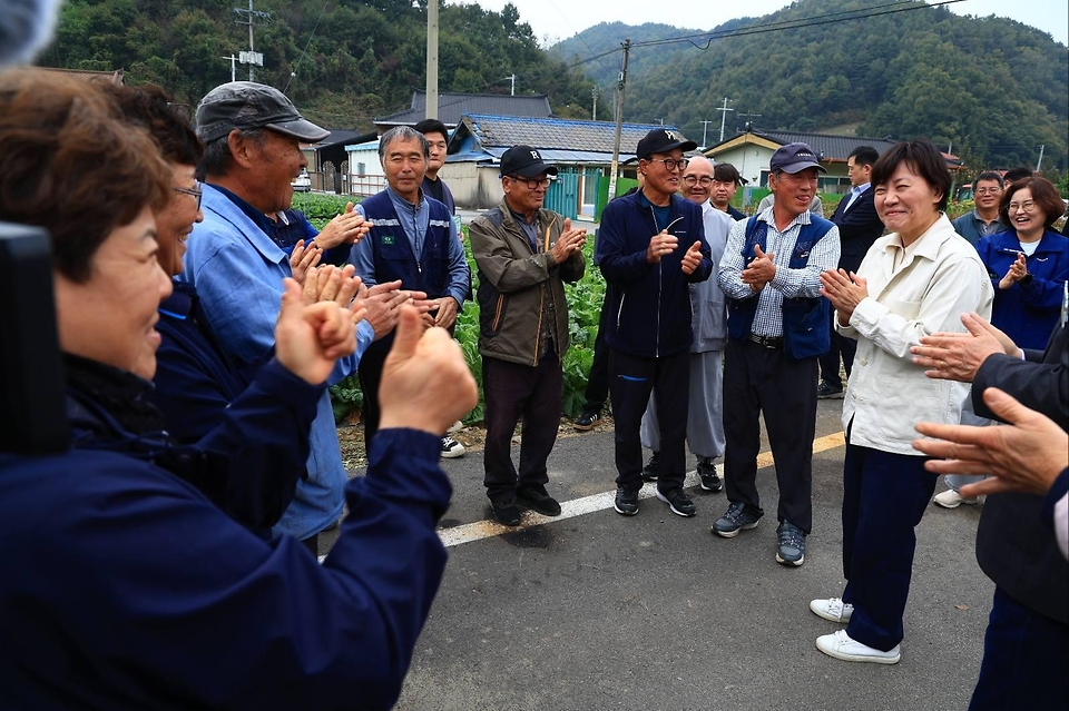 송미령 농림축산식품부 장관은 2025.10.26. 본격적인 김장철을 앞두고  충청북도 괴산군에 방문해 배추 작황을 살펴보았습니다.
