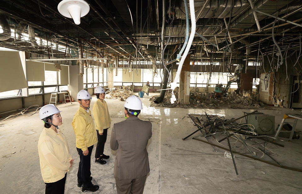 전재수 해양수산부 장관은 10월 22일(수) 해양수산부가 이전할 IM빌딩과 협성타워를 방문하여 공사 진행상황을 점검하고 공사 관계자들을 격려하였다. 