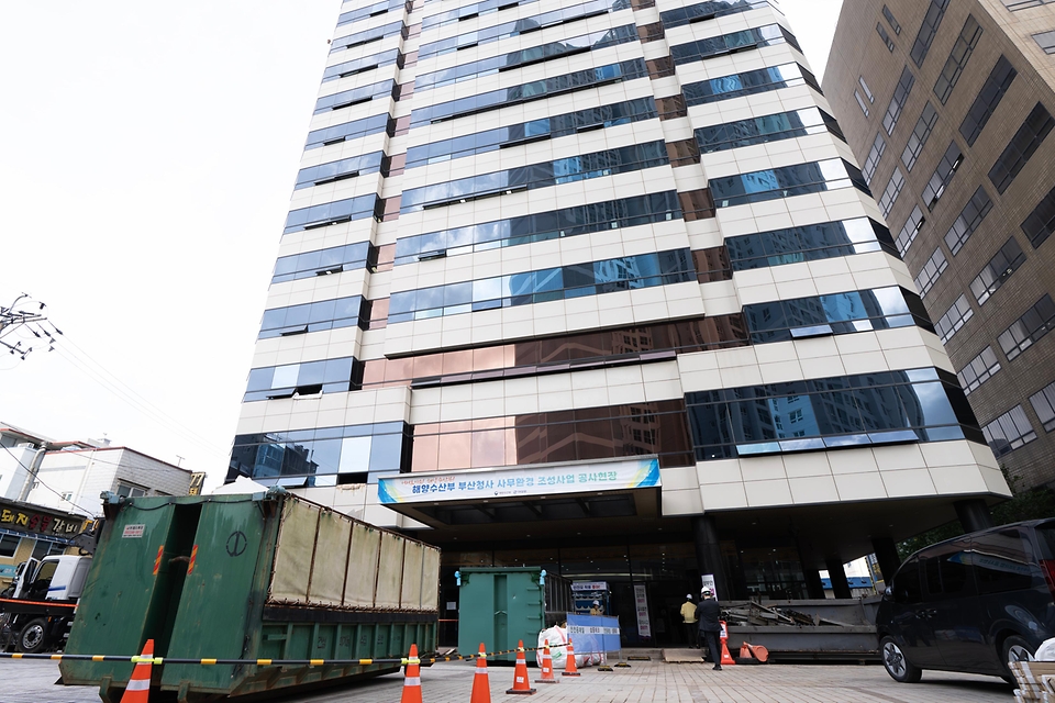 전재수 해양수산부 장관은 10월 22일(수) 해양수산부가 이전할 IM빌딩과 협성타워를 방문하여 공사 진행상황을 점검하고 공사 관계자들을 격려하였다. 