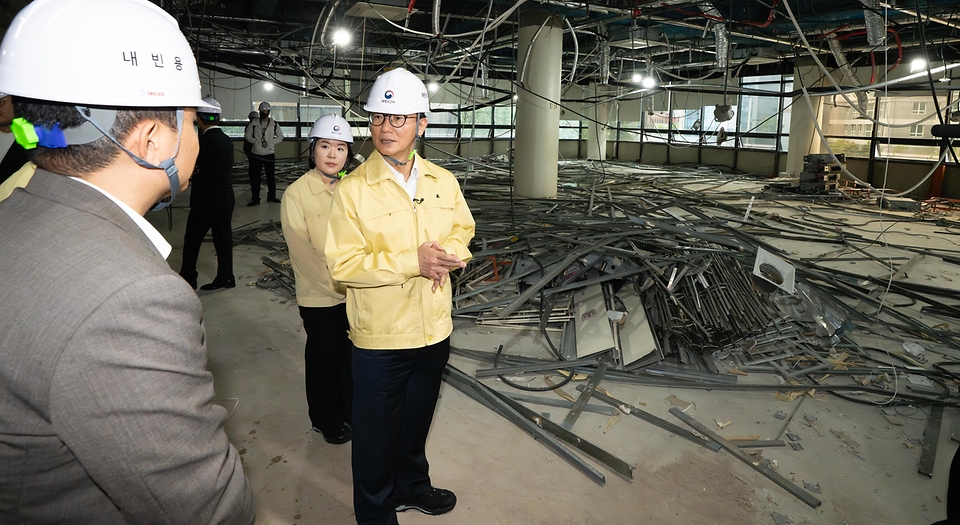 전재수 해양수산부 장관은 10월 22일(수) 해양수산부가 이전할 IM빌딩과 협성타워를 방문하여 공사 진행상황을 점검하고 공사 관계자들을 격려하였다. 