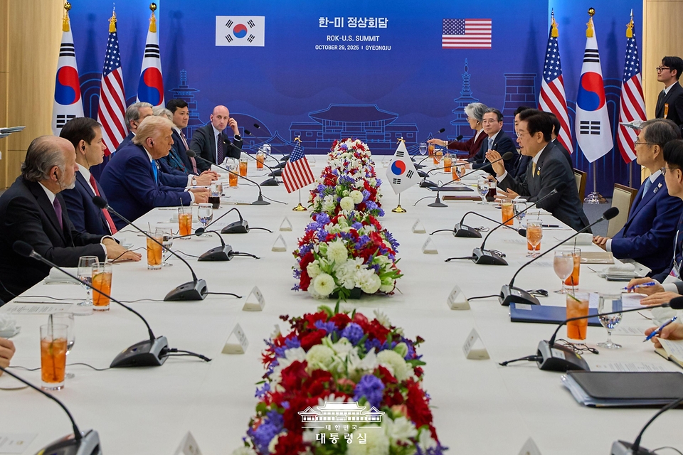 이재명 대통령과 도널드 트럼프 미국 대통령이 29일 경북 경주박물관에서 한미 확대 오찬회담을 하고 있다. 