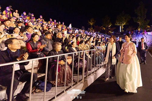 김혜경 여사, 2025 APEC 정상회의 기념 한복패션쇼 관람