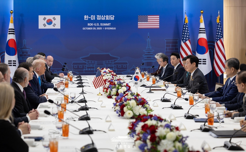 이재명 대통령과 도널드 트럼프 미국 대통령이 29일 경북 경주박물관에서 한미 확대 오찬회담을 하고 있다. 