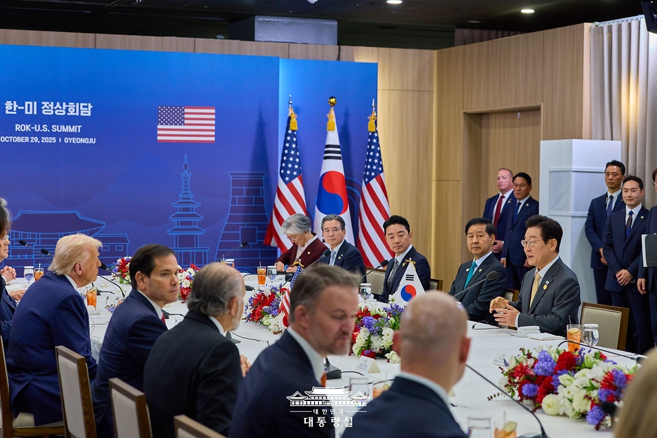 이재명 대통령과 도널드 트럼프 미국 대통령이 29일 경북 경주박물관에서 한미 확대 오찬회담을 하고 있다.