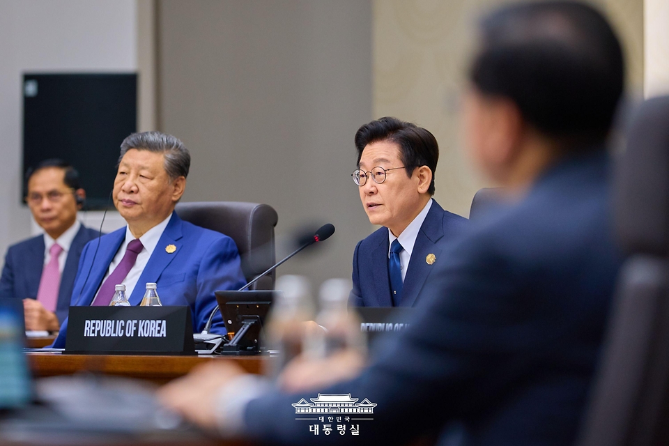 이재명 대통령이 1일 경북 경주시 화백컨벤션센터(HICO)에서 열린 2025 아시아태평양경제협력체(APEC) 정상회의 제2세션에서 개회사를 하고 있다.