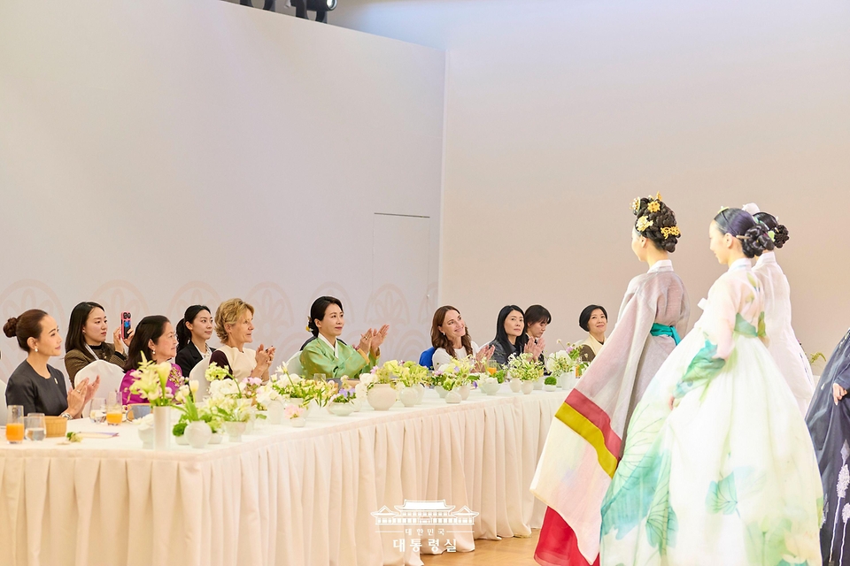 김혜경 여사가 31일 경북 경주 우양미술관에서 열린 APEC 정상회의 계기 배우자 행사 오찬에서 한복패션쇼를 관람하고 있다.