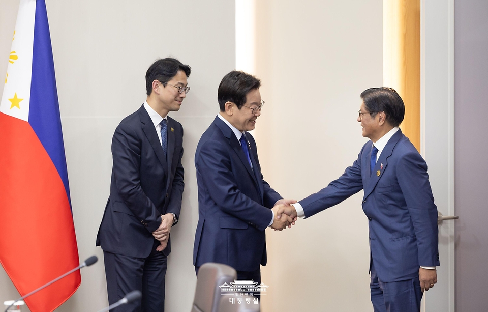이재명 대통령이 31일 경북 경주화백컨벤션센터에서 열린 한-필리핀 정상회담에 앞서 페르디난드 로무알데즈 마르코스 주니어 필리핀 대통령과 악수하고 있다.