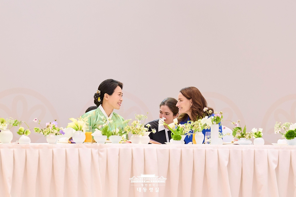 김혜경 여사가 31일 경북 경주 우양미술관에서 열린 APEC 정상회의 계기 배우자 행사 오찬에서 참석자들과 대화하고 있다.