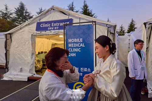 김혜경 여사,  APEC 현장진료소 격려 방문