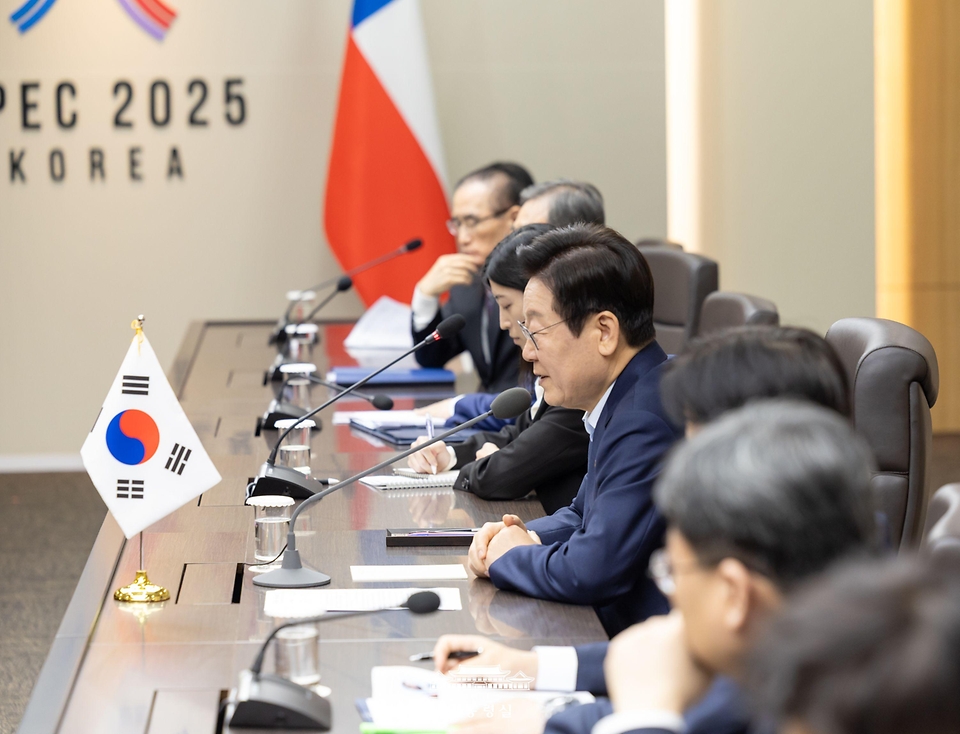 이재명 대통령이 31일 경북 경주화백컨벤션센터 APEC 정상회의장에서 가브리엘 보리치 폰트 칠레 대통령과 한-칠레 정상회담을 하고 있다.