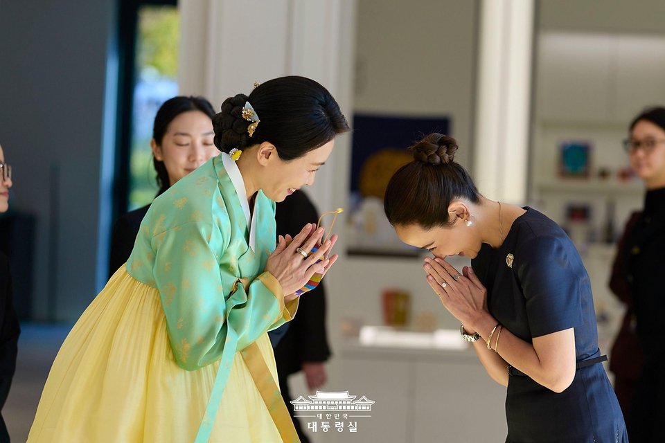 김혜경 여사가 31일 경북 경주 우양미술관에서 열린 APEC 정상회의 계기 배우자 행사 오찬에서 참석자들과 인사하고 있다.