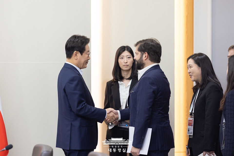 이재명 대통령이 31일 경북 경주화백컨벤션센터 APEC 정상회의장에서 열린 한-칠레 정상회담에 앞서 가브리엘 보리치 폰트 칠레 대통령과 악수하고 있다.