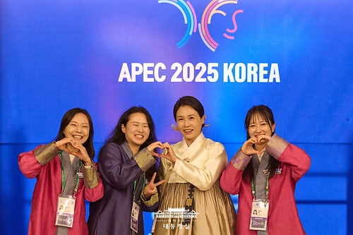 김혜경 여사, APEC 자원봉사자 격려 방문