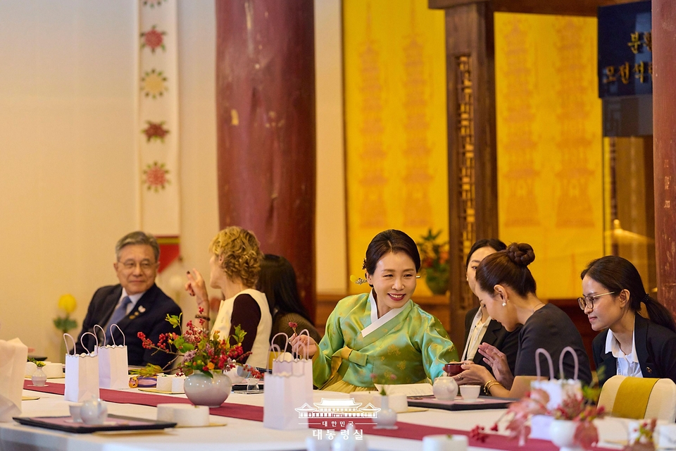 김혜경 여사가 31일 경북 경주 불국사에서 열린 2025 아시아태평양경제협력체(APEC) 정상회의 배우자 초청 행사에서 참석자들과 대화하고 있다.