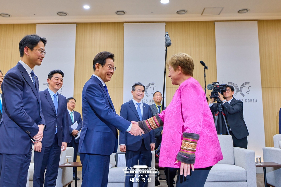 이재명 대통령이 31일 경북 경주화백컨벤션센터에서 크리스탈리나 게오르기에바 국제통화기금(IMF) 총재와 면담 전 악수하고 있다.