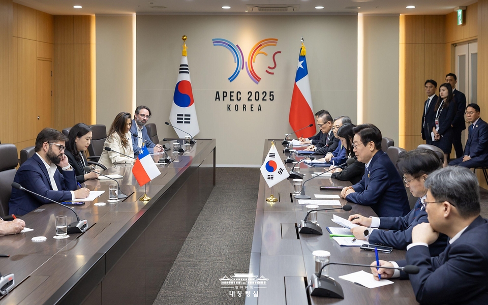 이재명 대통령이 31일 경북 경주화백컨벤션센터 APEC 정상회의장에서 가브리엘 보리치 폰트 칠레 대통령과 한-칠레 정상회담을 하고 있다.