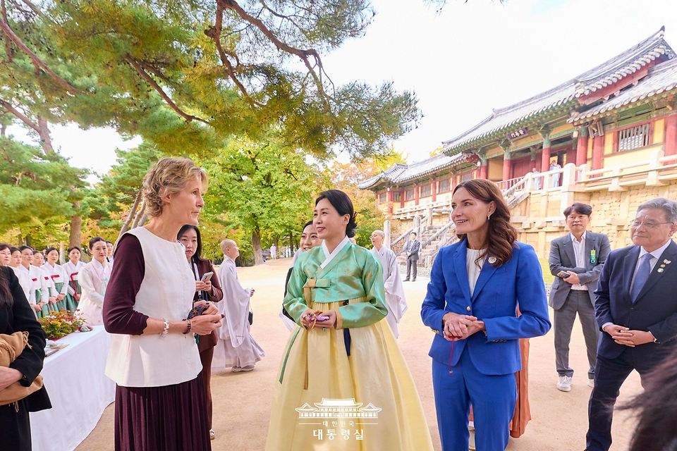 김혜경 여사가 31일 경북 경주 불국사에서 열린 2025 아시아태평양경제협력체(APEC) 정상회의 배우자 초청 행사에서 참석자들과 대화하고 있다.