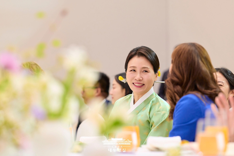 김혜경 여사가 31일 경북 경주 우양미술관에서 열린 APEC 정상회의 계기 배우자 행사 오찬에서 참석자들과 대화하고 있다.