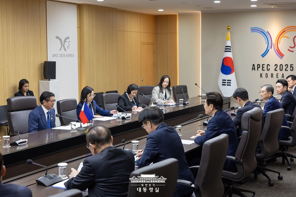 이재명 대통령이 31일 경북 경주화백컨벤션센터에서 페르디난드 로무알데즈 마르코스 주니어 필리핀 대통령과 한-필리핀 정상회담을 하고 있다.