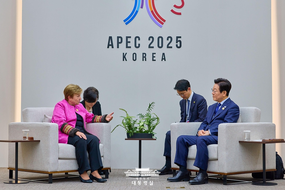 이재명 대통령이 31일 경북 경주화백컨벤션센터에서 크리스탈리나 게오르기에바 국제통화기금(IMF) 총재와 면담하고 있다.