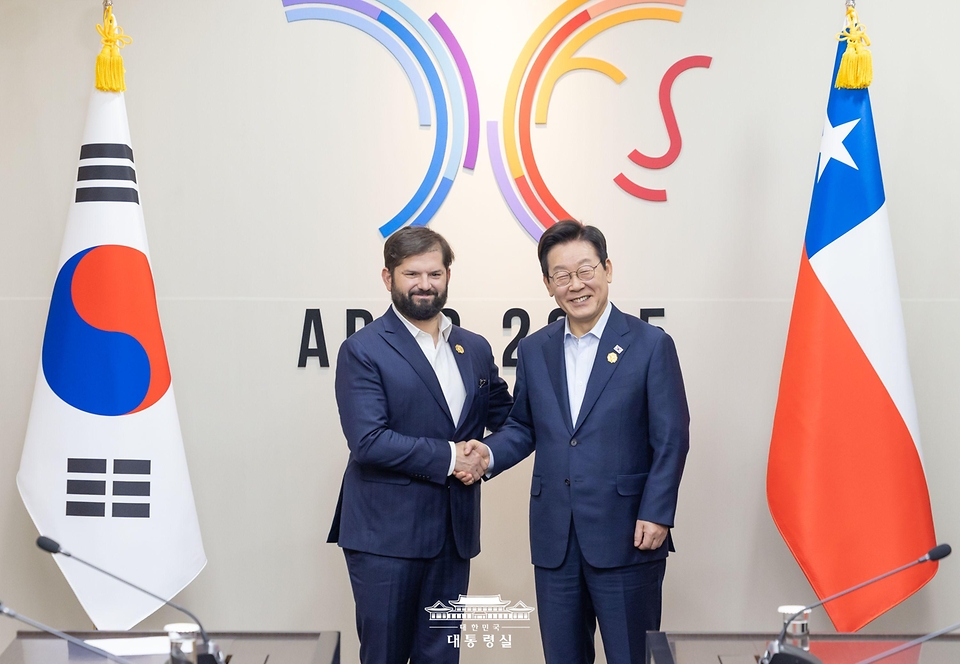 이재명 대통령이 31일 경북 경주화백컨벤션센터 APEC 정상회의장에서 열린 한-칠레 정상회담에 앞서 가브리엘 보리치 폰트 칠레 대통령과 악수하고 있다.